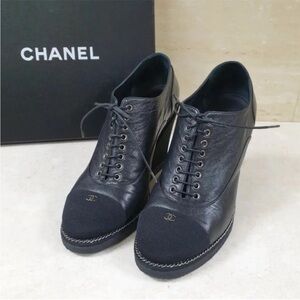 🖤✨ CHANEL Metallic Lambskin Grosgrain Cap
Toe Lace Up Wedge Booties 39 Black ✨🖤